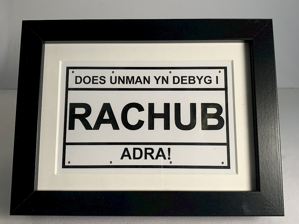 Does unman yn debyg i adra!