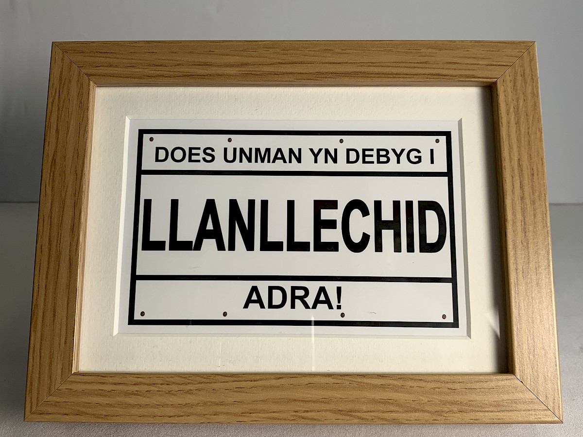 Does unman yn debyg i adra!